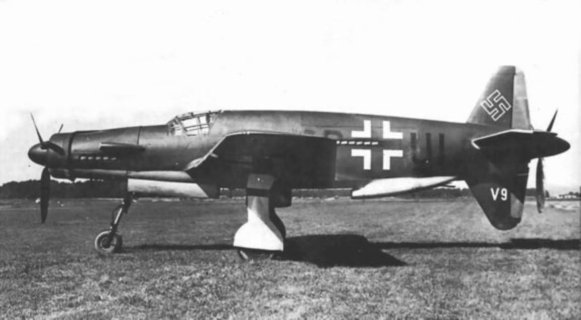 I've spoken about the Nazi Dornier Do-335 before.It was a single-set fighter-bomber.Sure, the push-pull configuration was unusual, but it doesn't look TOO crazy, right?