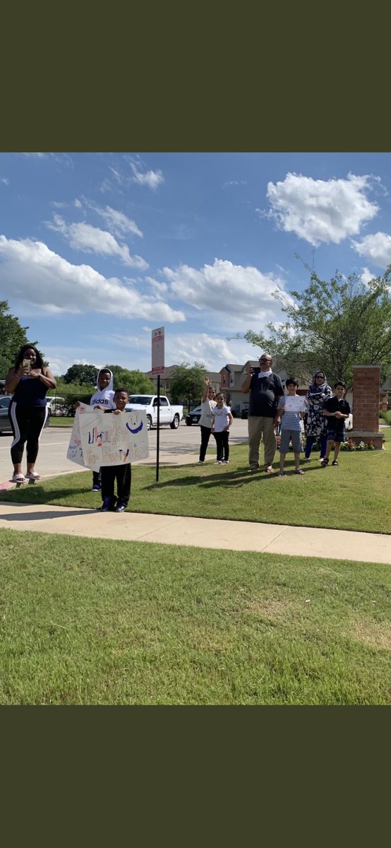 LoweryRoadFWISD's tweet photo. It was amazing to see our community come together to celebrate our students on the last day of school. Thank you to all that came out. The parade was awesome and we can’t wait to see you all next year! #teamlowery @FortWorthISD @fortworthpd https://t.co/STWzxrdBlq