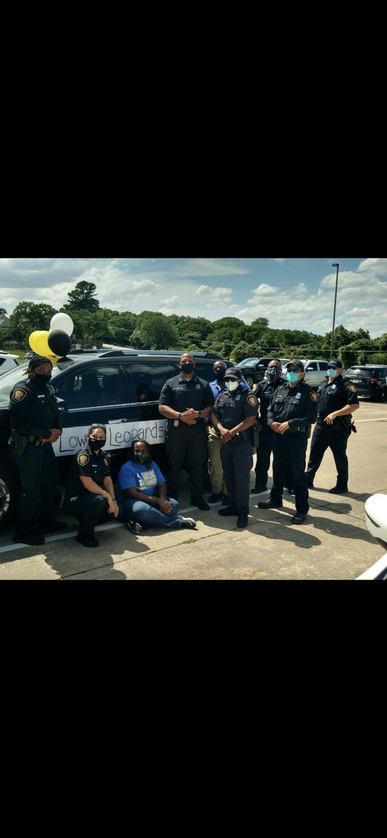 LoweryRoadFWISD's tweet photo. It was amazing to see our community come together to celebrate our students on the last day of school. Thank you to all that came out. The parade was awesome and we can’t wait to see you all next year! #teamlowery @FortWorthISD @fortworthpd https://t.co/STWzxrdBlq