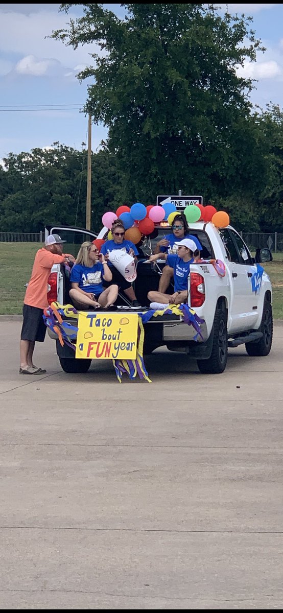 LoweryRoadFWISD's tweet photo. It was amazing to see our community come together to celebrate our students on the last day of school. Thank you to all that came out. The parade was awesome and we can’t wait to see you all next year! #teamlowery @FortWorthISD @fortworthpd https://t.co/STWzxrdBlq