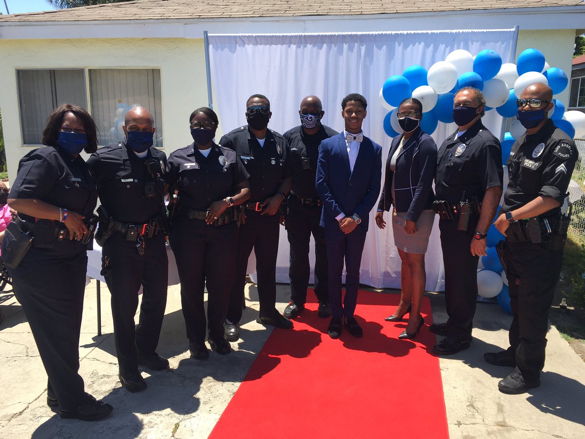 LAPDSouthBureau's tweet photo. Prom 2020, looking sharp. This is what it’s all about #buildingbluebridges. Thank you @LAPDSoutheast for all that you do! @LAPDReginaScott @LabradaAl https://t.co/VGQKMOjbpq