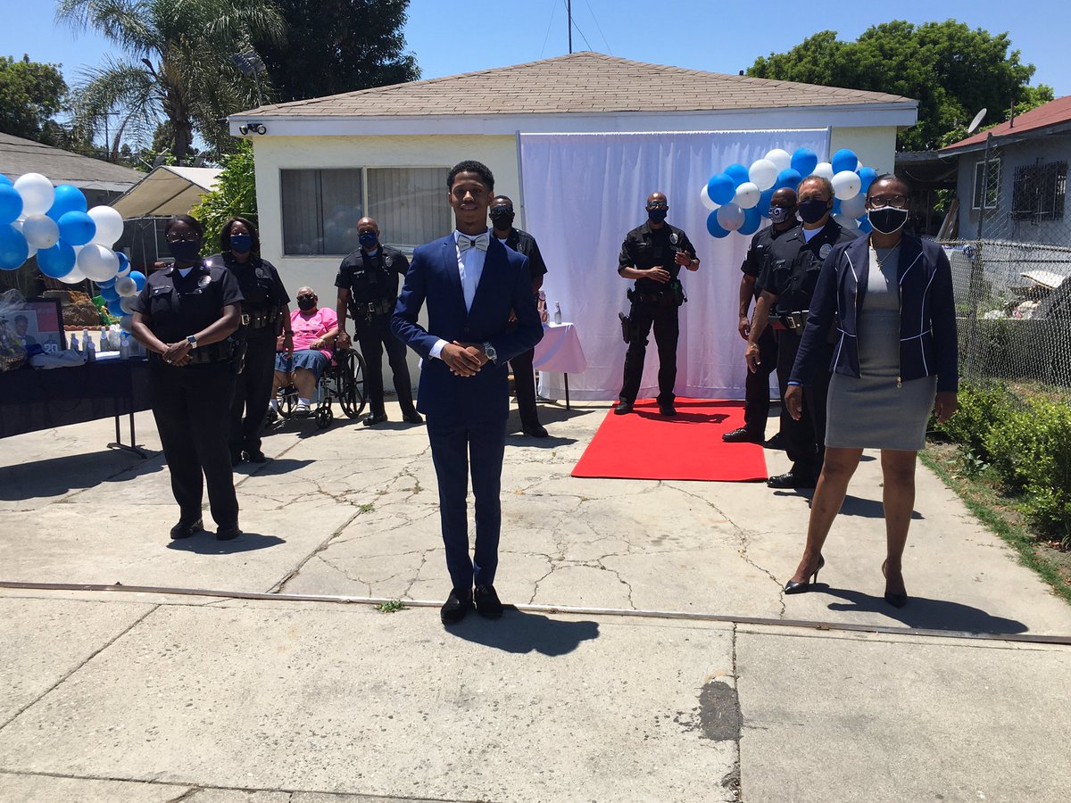 LAPDSouthBureau's tweet photo. Prom 2020, looking sharp. This is what it’s all about #buildingbluebridges. Thank you @LAPDSoutheast for all that you do! @LAPDReginaScott @LabradaAl https://t.co/VGQKMOjbpq