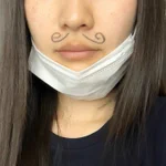 1日中マスク外さなければバレない？謝罪の前にマスクの下に油性ペンでヒゲを書く!