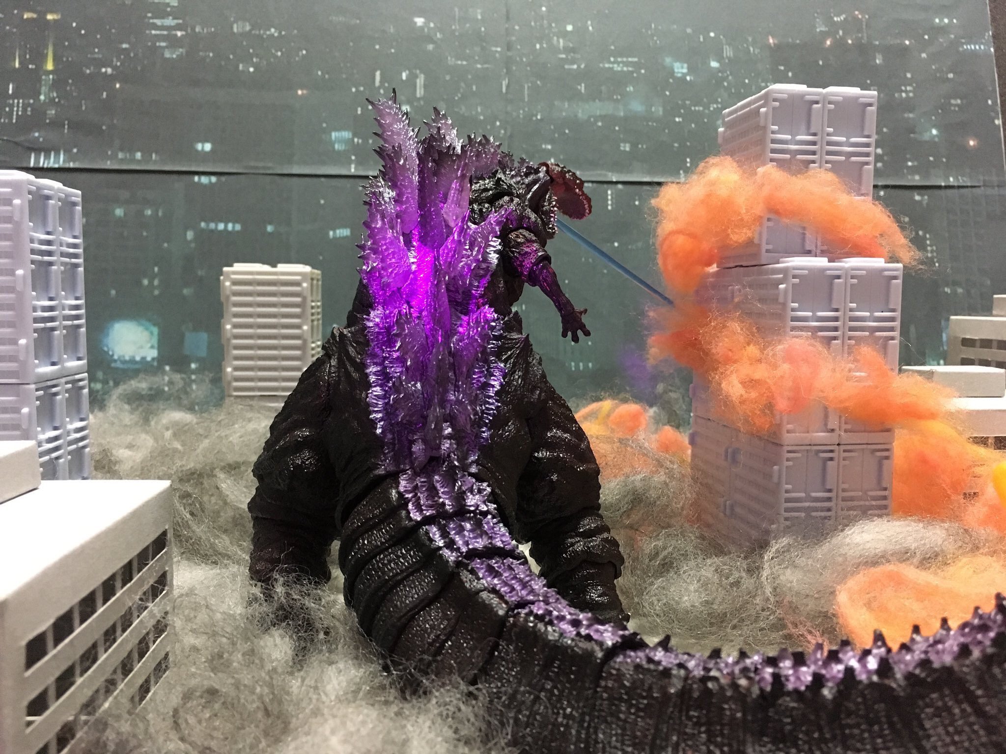 タカ Kom A Twitter おもちゃ撮影会 お題 後ろ姿 既出 怪獣王ゴジラの後ろ姿 背ビレがめっちゃカッコイイ ゴジラ Godzilla シンゴジラ デスゴジ 生頼ver ミレゴジ モンスターアーツ T Co Novnhzdvvj Twitter