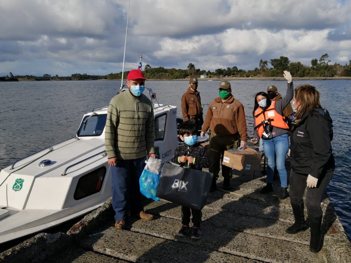 CarabLosLagos's tweet photo. Carabineros de #Chiloé y Lancha Institucional, apoyan en traslado y entrega de cajas de alimentación, a personal de @F_integra región de Los Lagos, en Islas #Mechuque, #Voigue y #Tauculón, entregando además regalos para niños y niñas del sector. #OrdenyPatria #QuédateEnCasa. https://t.co/blwgjZj4HP