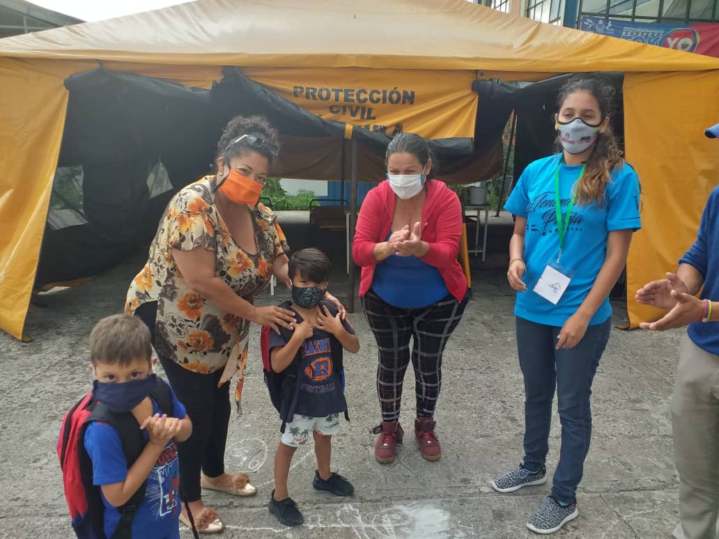 JuventudIncesTa's tweet photo. El día de ayer se hizo entrega de bolsos tricolor con cuaderno, colores y lapices a los niños que regresan a nuestra patria en el PASI Tachira que esta ubicado en la escuela de talentos deportivo, el equipo de juventud productiva ha estado apoyando a la Jpsuv en esta bonita labor https://t.co/UYTTRNyQg1