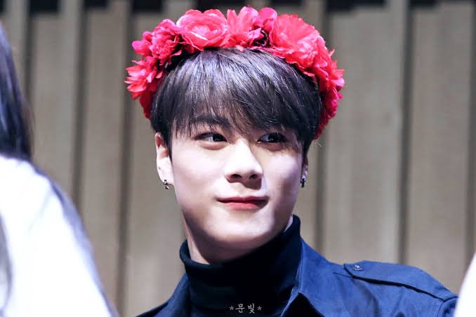 Moonbin in flower crown..+++ #MOONBIN  #문빈