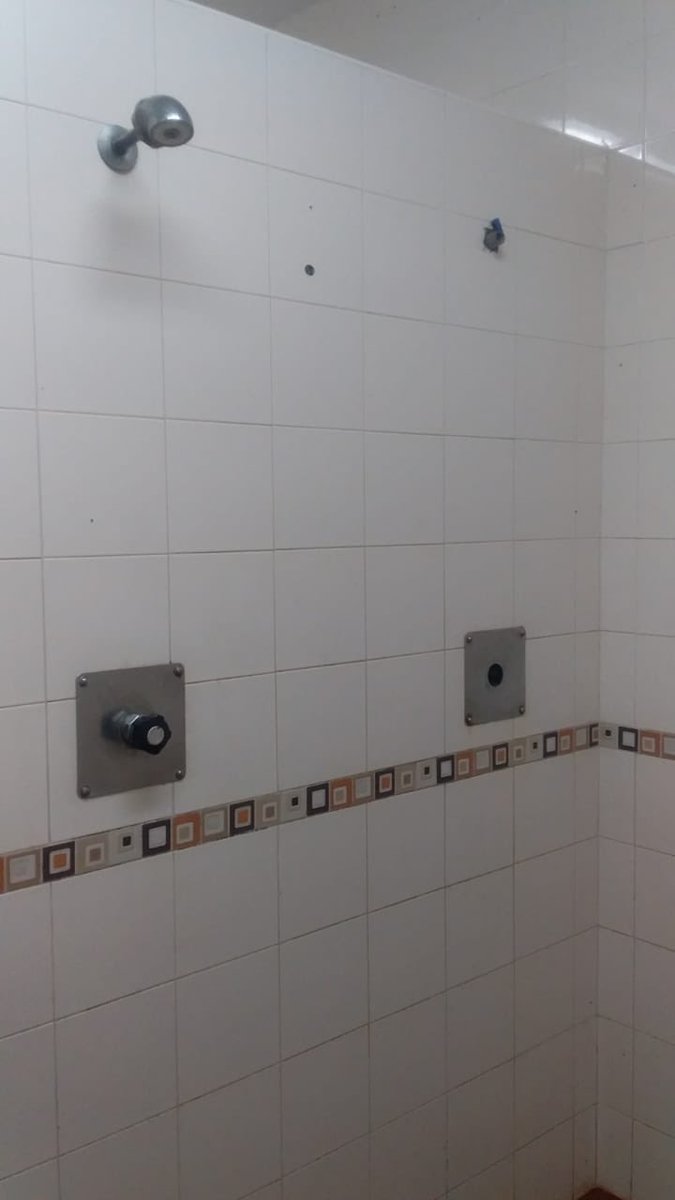SolidaryW's tweet photo. Estas son las condiciones de los baños del CETI de #Melilla . @interiorgob la limpieza e higiene, y mas en epoca de Covid, no es importante? Asi como el tener unos baños en buen estado? https://t.co/41dck97NxD