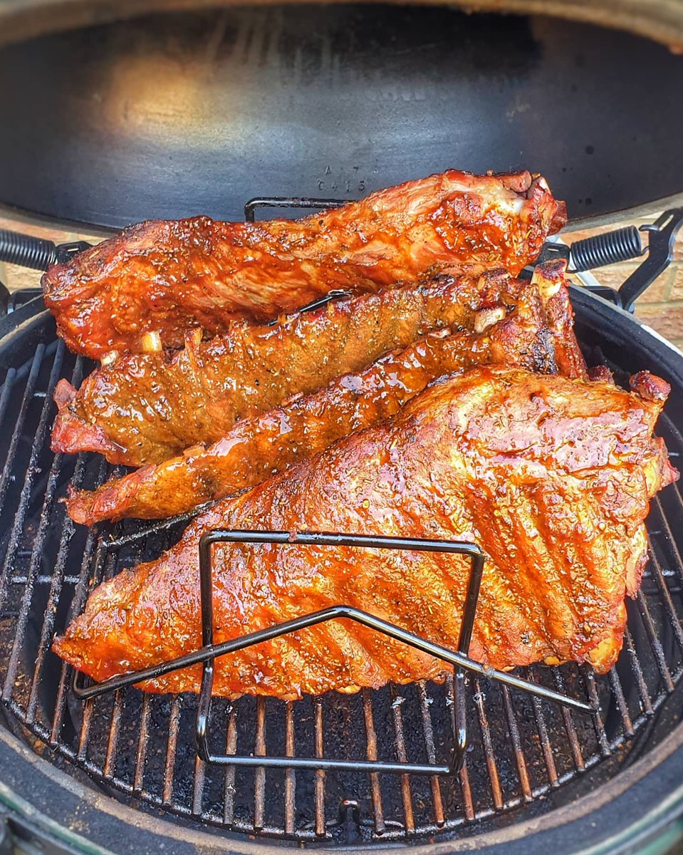 spice_punch's tweet photo. Nice, simple spare ribs, tickled with some old stock #spicepunch bbqrub &amp; then slathered in either bbq sauce or peach haberino sauce.

#spicepunch #delicious #ribs #spareribs #spicy #sweet #barbeque #bbq #bigreenegg #bge #smoked #smoker #lownslow https://t.co/iMgRgH8IS0