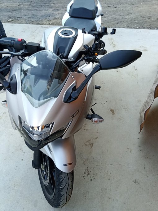 友人のgixxerの電装系がおかしいみたいで修理同伴してる 