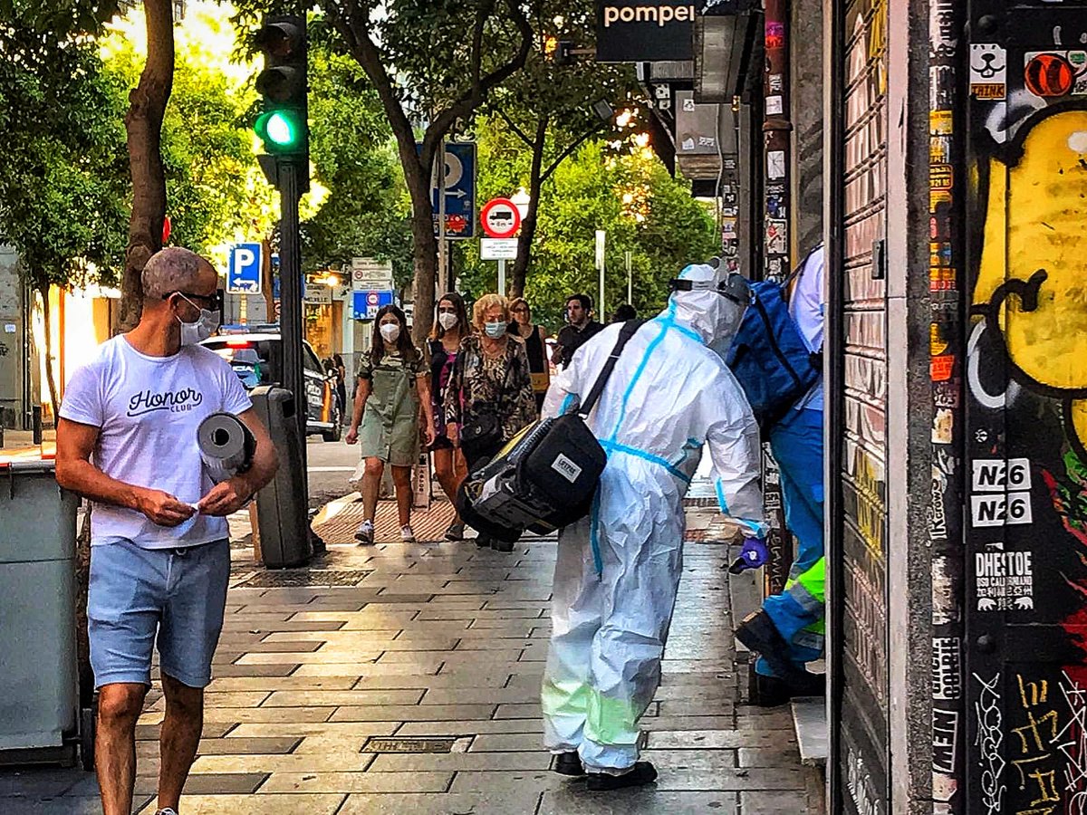 ismacercedilla's tweet image. Foto que nos tomó @miprimerbass  ayer en C/Fuencarral #madrid. Gente vestida de verano, algunos sin mascarillas. Nos miran extrañados.  #SUMMA112 con equipo de protección a atender un paciente con ictus posible #COVID19. Seguimos en lucha, ayúdanos #DesescaladaResponsable 😷🚑🏥