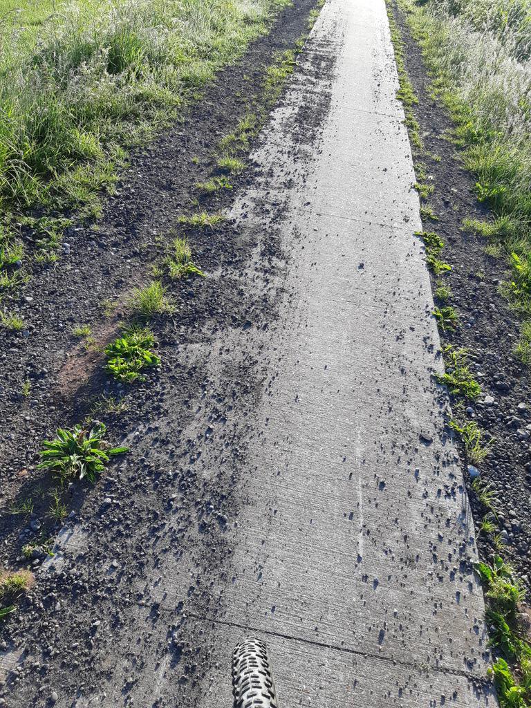 WiggelevdV's tweet photo. Snap dat de boer naar zijn land moet over het fietspad (Molenpad Grootegast), maar nu liggen de steentjes op het fietspad #vallen #lekkeband. ☹ Kunt u @GemWkwartier de landeigenaren hier op aanspreken? https://t.co/uWhGhnv3VQ
