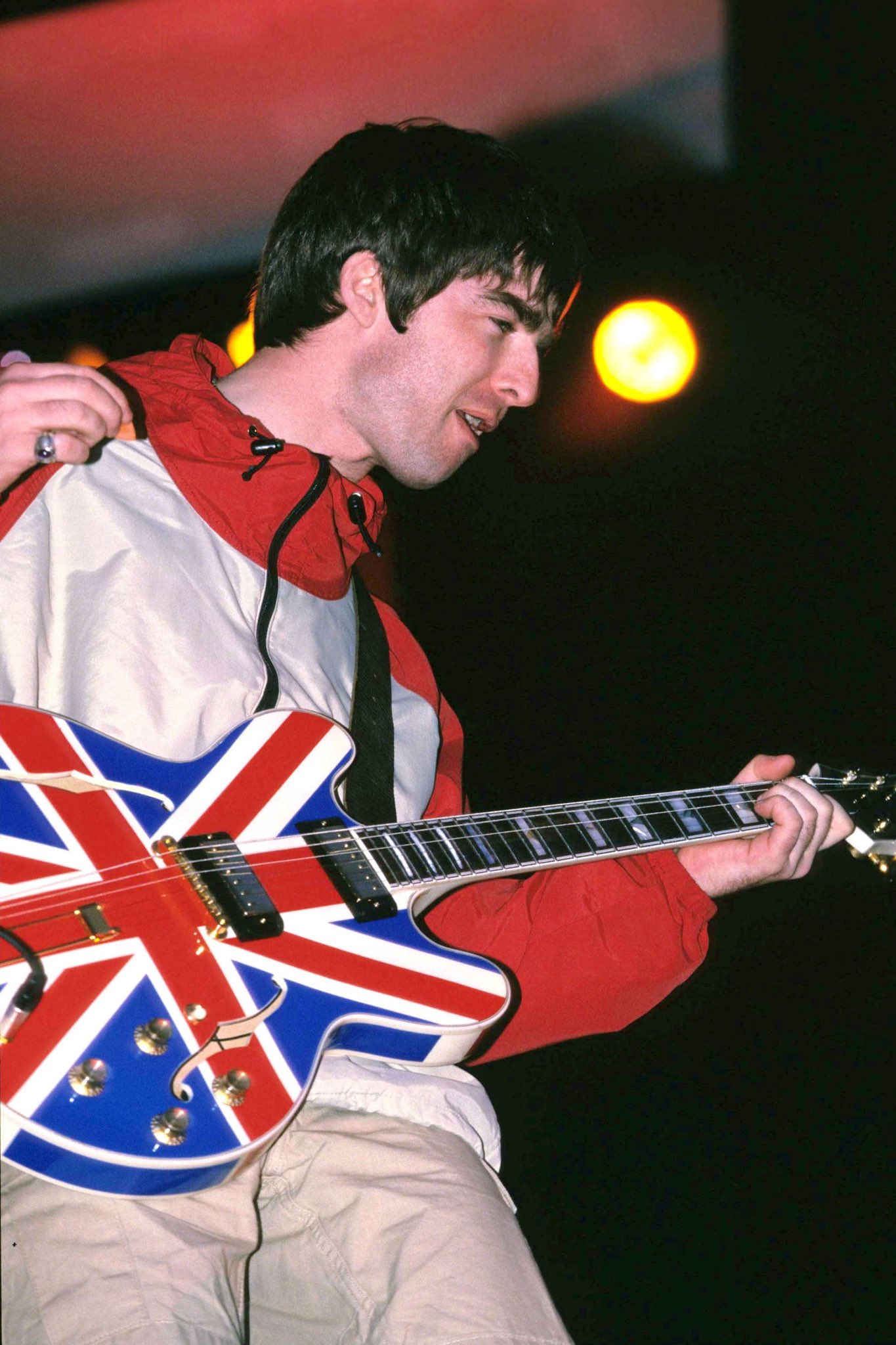 Happy Birthday to the man who has created such inspiring and beautiful songs, happy birthday Noel Gallagher ! 