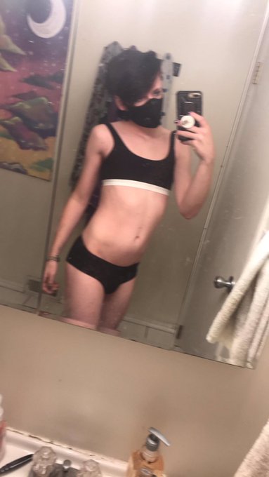 1 pic. https://t.co/d2iluOBumn I’m doing a promo!!! Only 4.20$ for a month come check me out ? #onlyfans