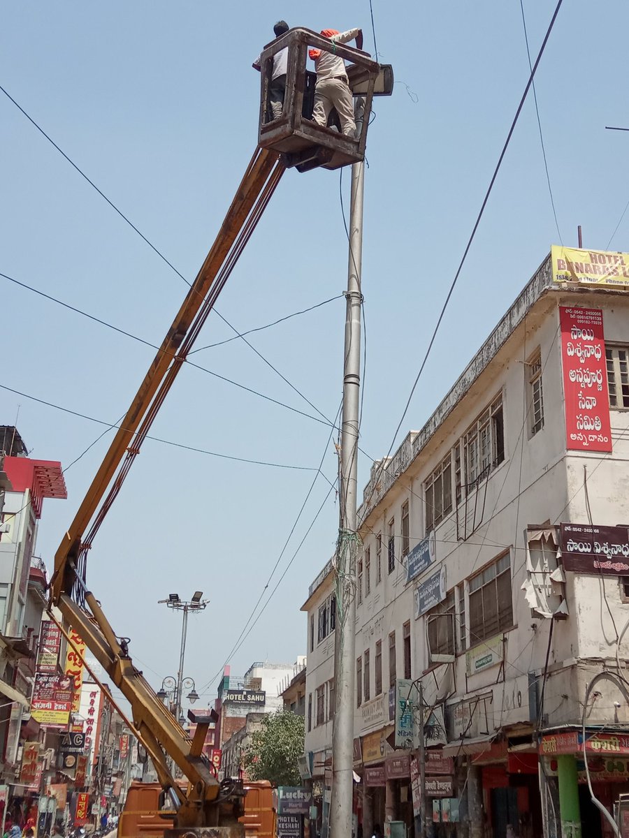 Utkarsh34718403's tweet photo. Maintenance is going on at Varanasi @yogeshrai56 @Pramod_Kumar08 @ShakirH40522350 @amitrec19 @anuadbst #eeslspirit #ujalaprakashpathka #COVIDー19 https://t.co/vLVn9eugAB