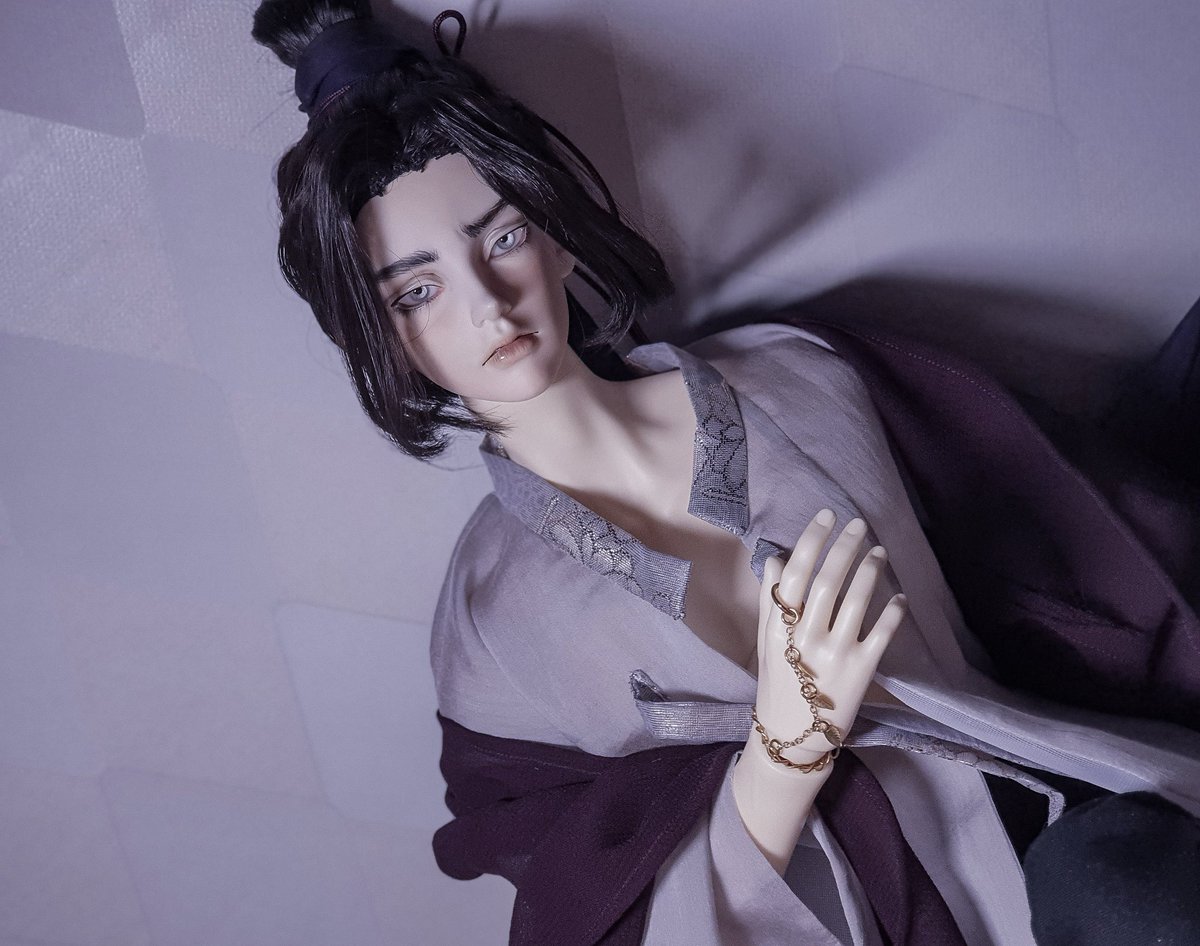 째끄만 유딩이가 누워있던 천은 종주님 옷이 되었다. 사실 옷보다 림이가 만들어준 반지가 자랑하고 싶었지ㅋㅋㅋㅋ🥰🥰 조녜야 

찬란님(<a href="/CHALLAN_bjd/">찬란.</a>) 안구도 👍🏻👍🏻 덕분에 종주님이 두배로 더 째려보는 기분인데 그래서 너무 예쁘다💜(???