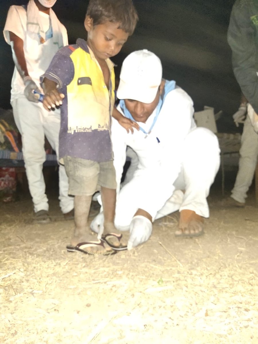 ssssoindia's tweet photo. #SSSSOIndia StateWing of #TELANGANA #Bhupalapalli - #remotetribalvillage with no access for last 1 month and no groceries - #SathyaSaiSevadal reached with great difficulty and distributed #42AmritKalasha grocerykits for 15 days #42vegetablekits #50sets of slippers for kids. https://t.co/EEtQOW66Hn