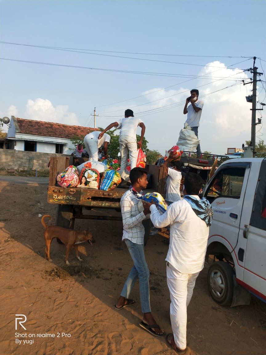 ssssoindia's tweet photo. #SSSSOIndia StateWing of #TELANGANA #Bhupalapalli - #remotetribalvillage with no access for last 1 month and no groceries - #SathyaSaiSevadal reached with great difficulty and distributed #42AmritKalasha grocerykits for 15 days #42vegetablekits #50sets of slippers for kids. https://t.co/EEtQOW66Hn