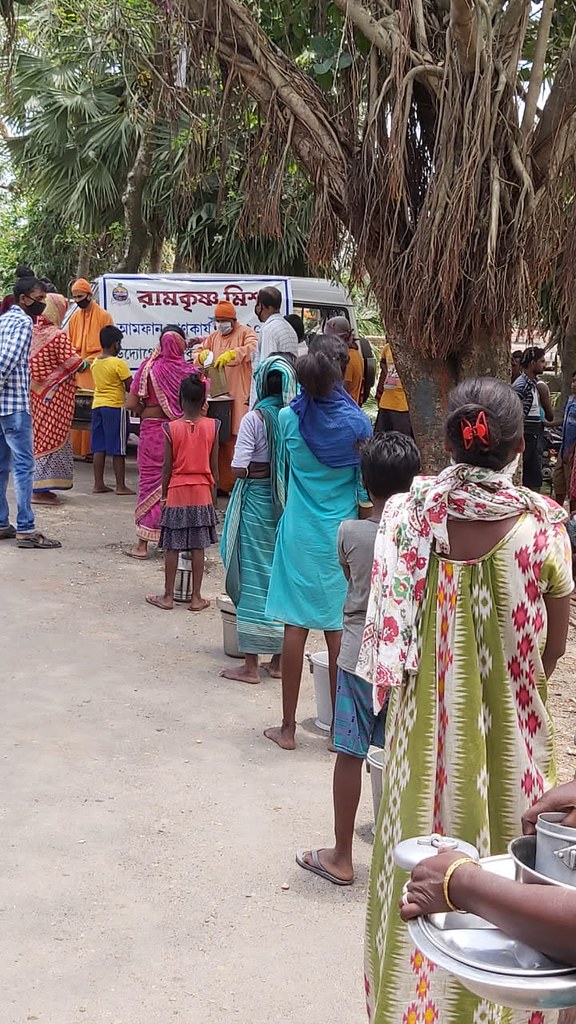 rkmbelurmath's tweet photo. #Amphan Relief Services by Ramakrishna Mission, Saradapitha: The centre is distributing cooked food in Purba Malekan Gumti Gram Panchayat, Kalitala &amp; 3 other villages, Hingalganj, North 24 Paraganas, and in Mellock, Naupala, Motimala villages of Bagnan-II Block, Howrah #BelurMath https://t.co/Scc3fFxRlH