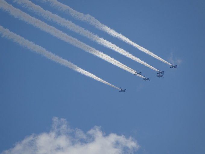 ブルーインパルスお近く飛んだ!
いやー綺麗にまとまってた、久々に飛行機雲らしい飛行機雲見た 