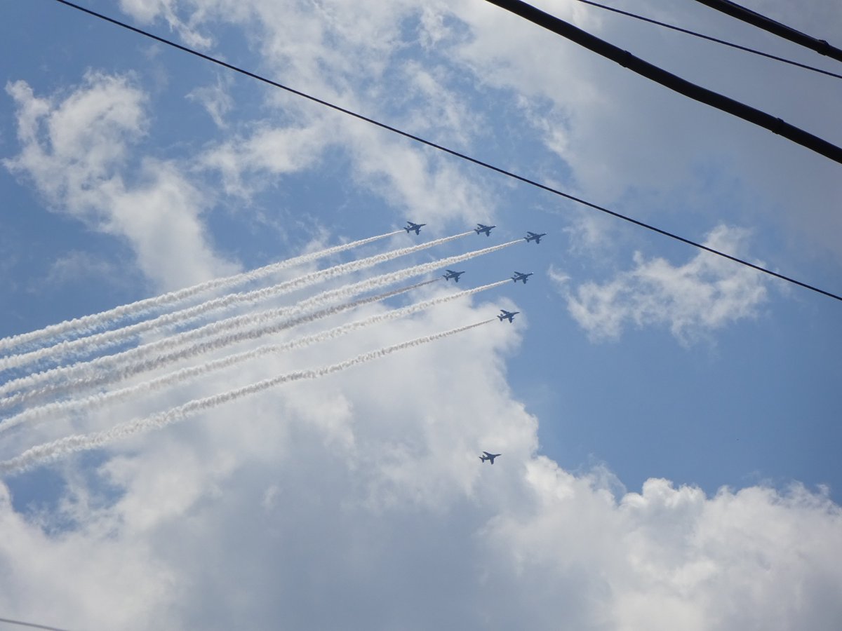 ブルーインパルスお近く飛んだ!
いやー綺麗にまとまってた、久々に飛行機雲らしい飛行機雲見た 