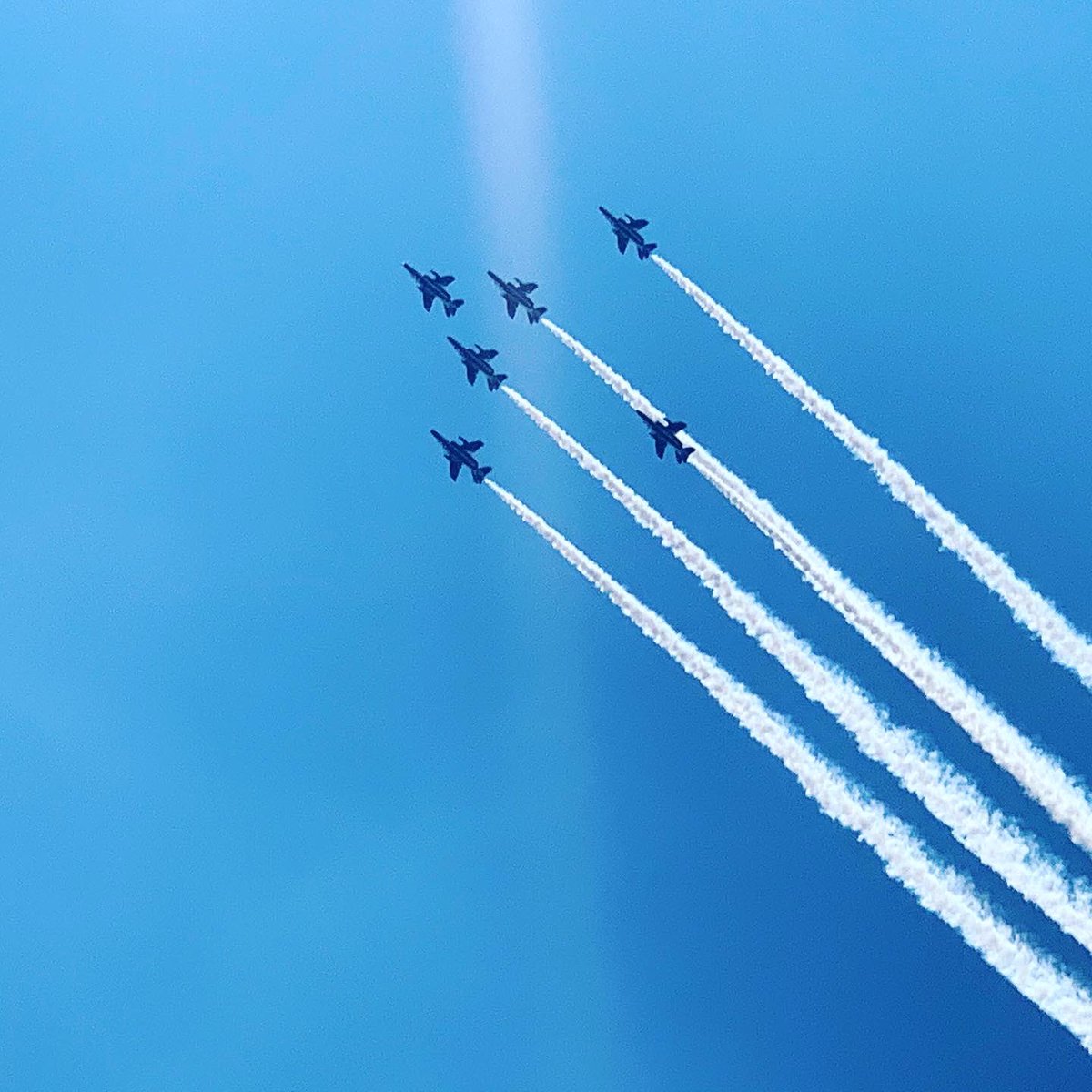 河野大臣 ブルーインパルスの写真アップして みてくれ太郎 で 見てくれとばかりに次々大量アップされる飛行中の写真 Togetter