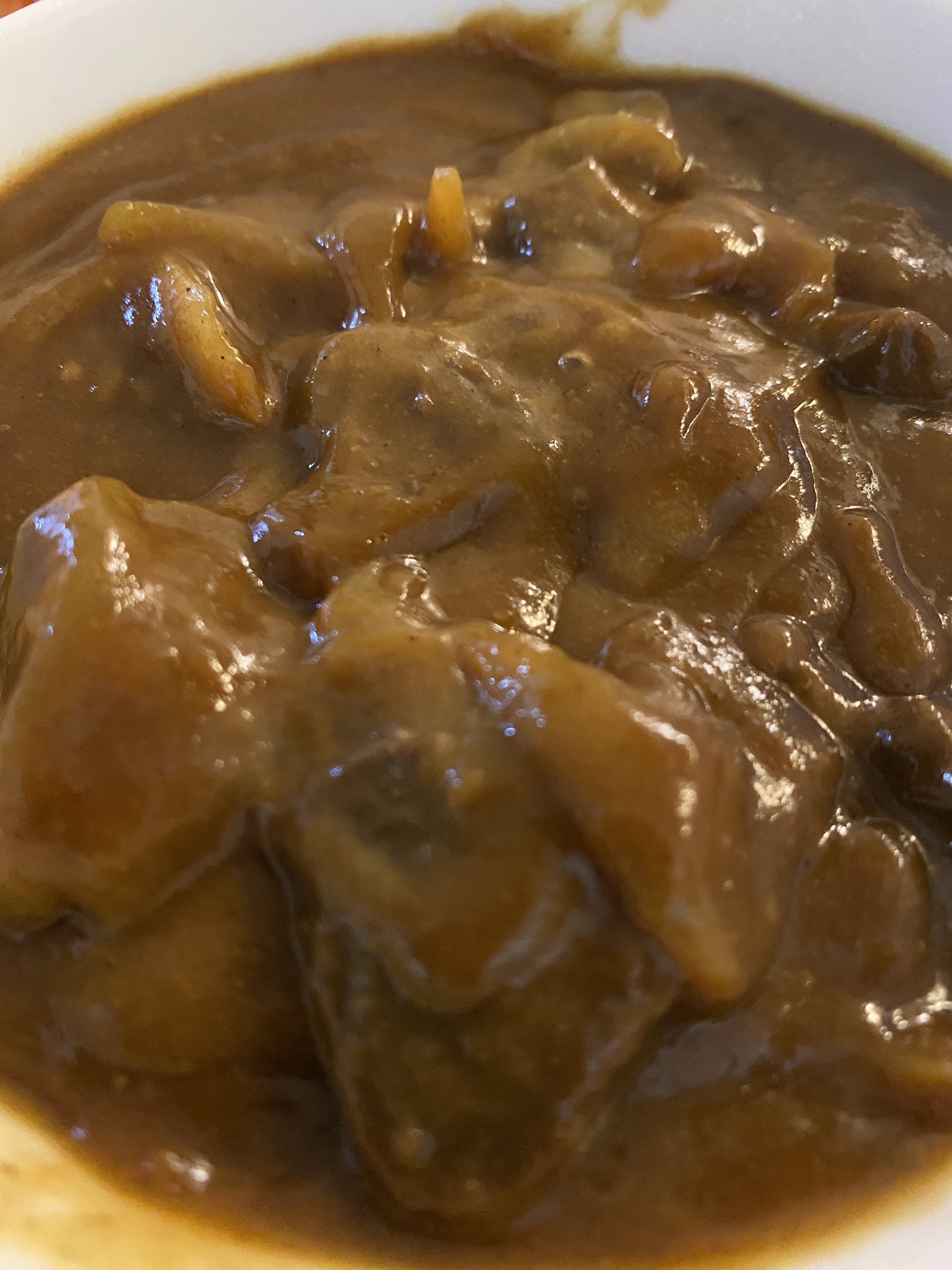 赤羽カレー倶楽部 赤羽の川栄のエゾ鹿カレー カレーソースのみ をテイクアウトしました 具は肉と玉ねぎのみのシンプルなカレーです 鹿肉がゴロゴロ入ってて存在感がgood 玉ねぎも甘い クセの少ない鹿肉なのでジビエ初心者でも大丈夫な感じです 赤羽