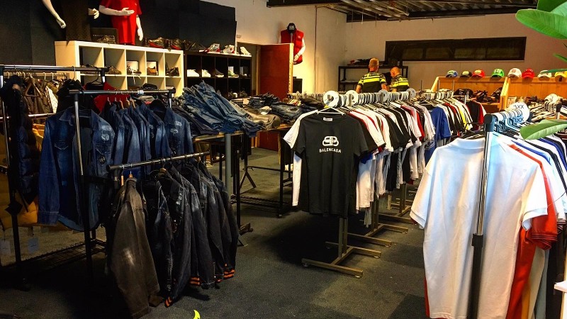 Politie vindt pand vol nepkleding -..