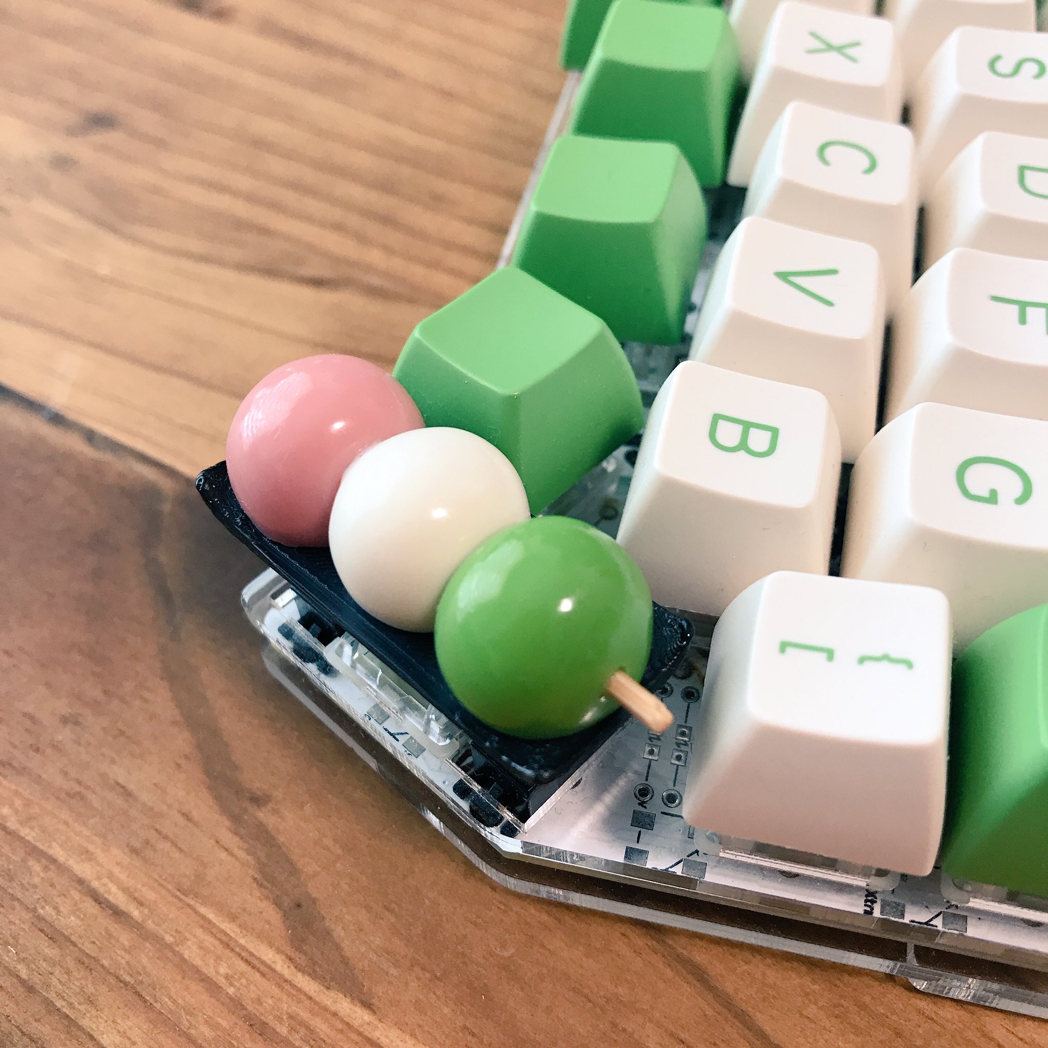 あんこ キーキャップ単体 皿を3dプリントして箸置き 三色団子 を貼り付けました T Co Ecqvtwvcqw Twitter
