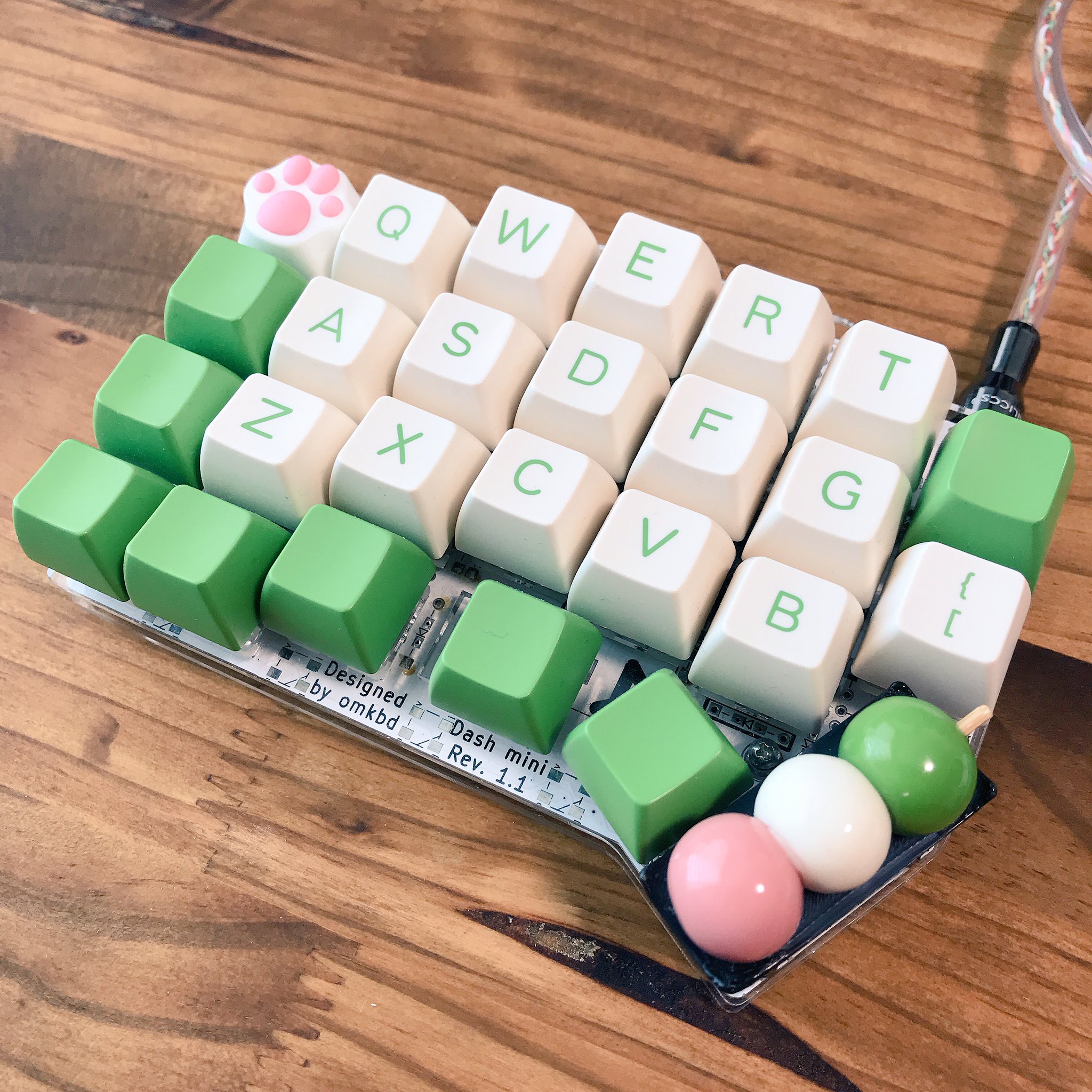 あんこ キーキャップ単体 皿を3dプリントして箸置き 三色団子 を貼り付けました T Co Ecqvtwvcqw Twitter