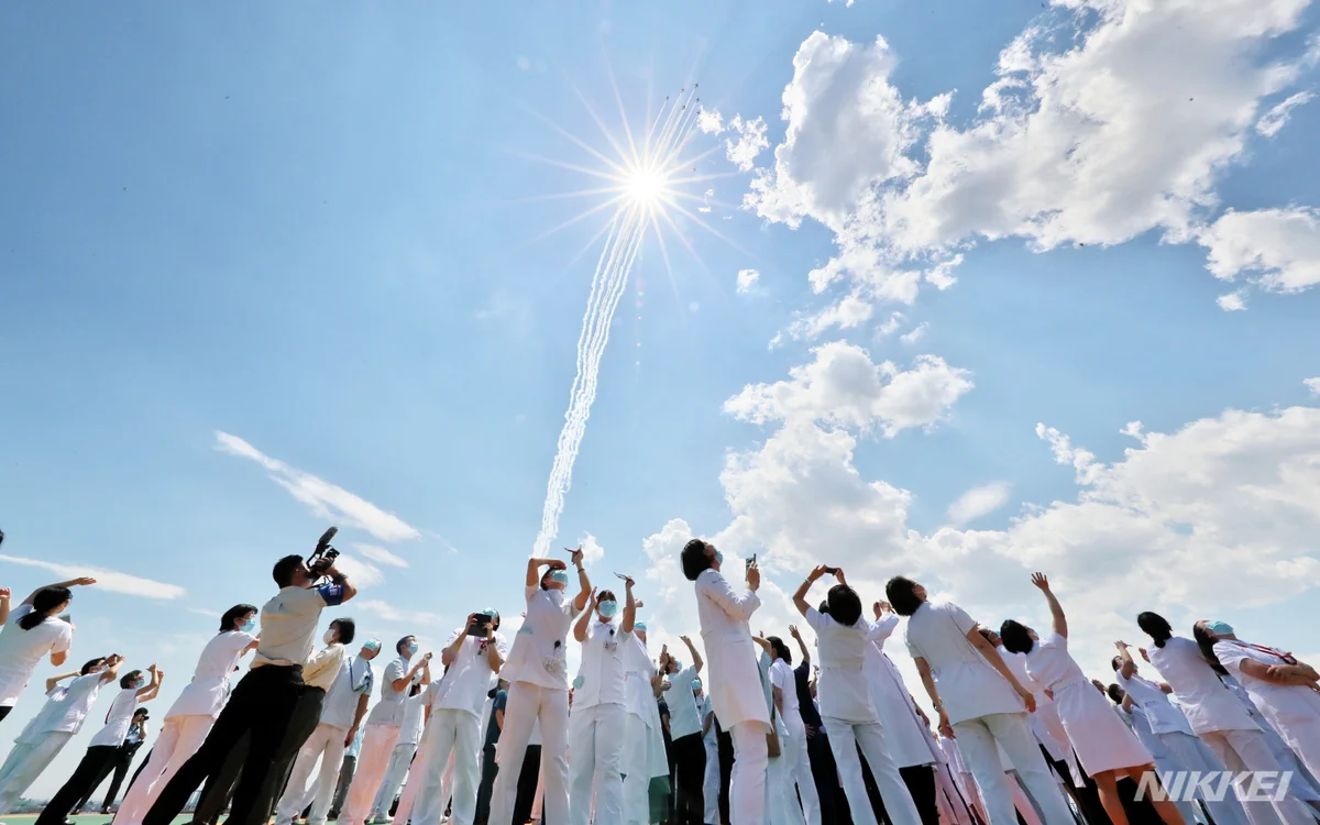 医療従事者への感謝の気持ち！青空に映える飛行機雲が綺麗！