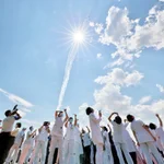 医療従事者への感謝の気持ち!青空に映える飛行機雲が綺麗!