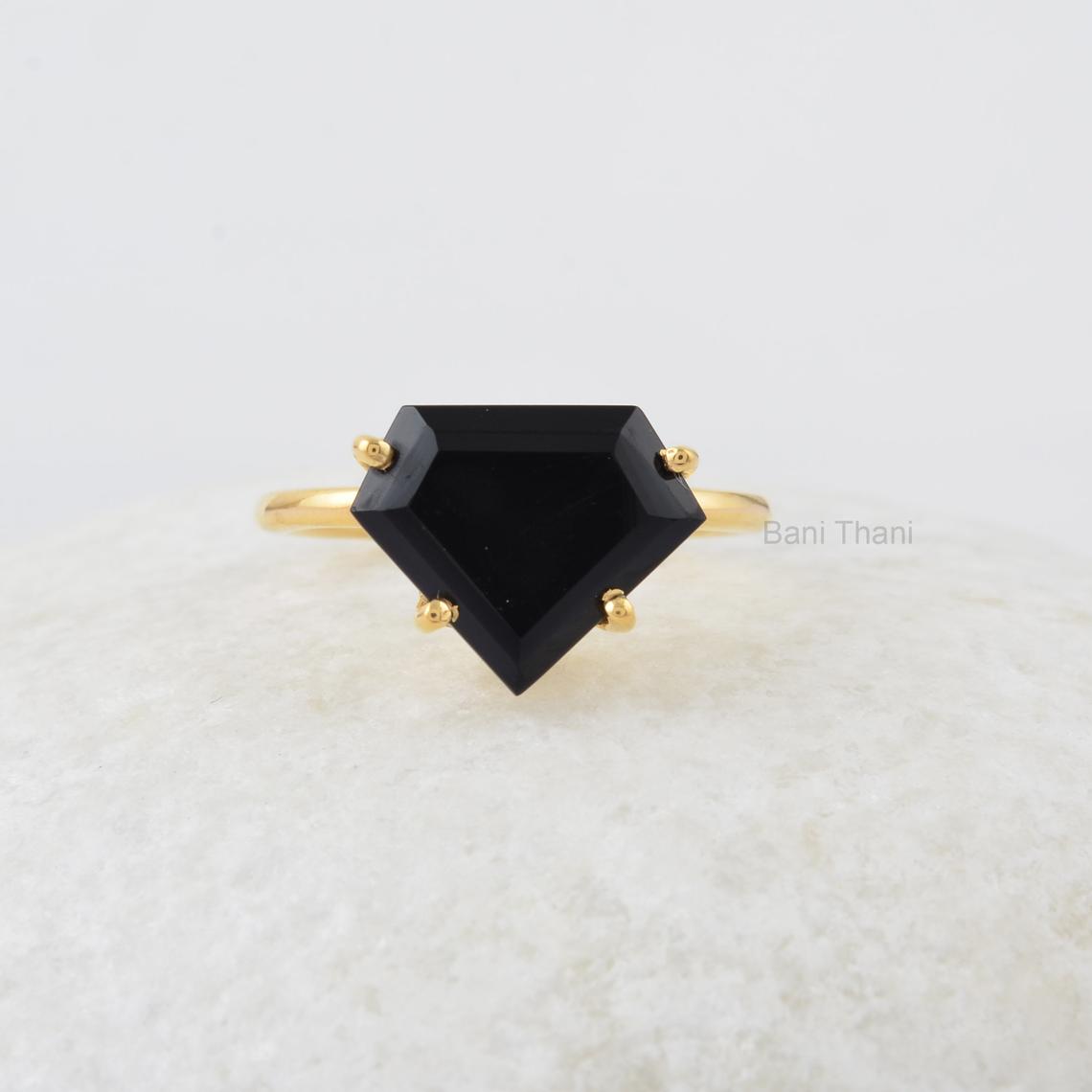 Diamond Shape Ring, Black Onyx Ring For Women!

Visit our Store: etsy.me/37V6DLH

#gemstone #gemstonering #fashionring #fashion #etsyjewelry #handmade #handmadering #us #usa #newyork #onyxring #ringforwomen #womenring #giftring #blackonyx #blackring #diamondring