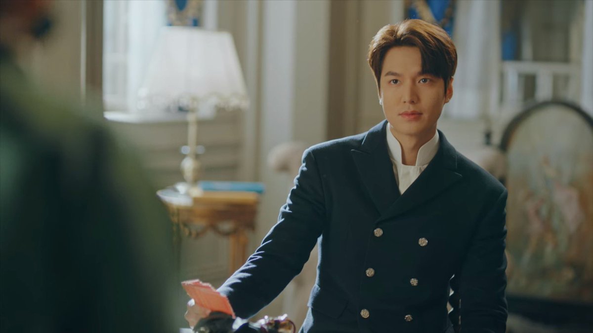 ชอบคอสตูมนี้สุด555555(งานอาร์ตเหมือนกันแหละ อิอิ) ในเรื่องเห็นรูป 2 ก่อน 1 แต่นี่ไม่กรี๊ด 2สรุปได้ว่า กรี๊ดเหล็กที่คอ55555 เข็มกลัดป้ะ?กร้าวมากเพคะเพฮา ทางนี้ใจบางมากㅠㅠ #TheKingEternalMonarch #더킹영원의군주  #더킹 #leeminho  #이민호  #ลีมินโฮ