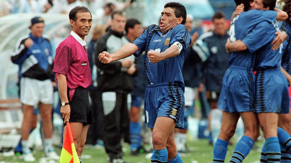 1889Pinz's tweet photo. @90sfootball Maradona con su adiccion de cocaina https://t.co/cX5wV2TXCX