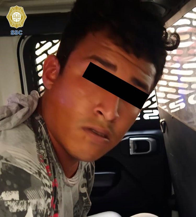 IA_NewsSpace's tweet image. En @TuAlcaldiaGAM, efectivos de la @SSC_CDMX #Detuvieron a un adulto y a un menor de edad que a punta de pistola posiblemente #Despojaron de sus pertenencias a una #Mujer, cuando caminaba por calles de la colonia #GabrielHernández. 

Entérate ⬇️
facebook.com/11066499368801…