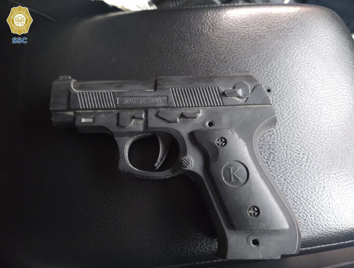 IA_NewsSpace's tweet image. En @TuAlcaldiaGAM, efectivos de la @SSC_CDMX #Detuvieron a un adulto y a un menor de edad que a punta de pistola posiblemente #Despojaron de sus pertenencias a una #Mujer, cuando caminaba por calles de la colonia #GabrielHernández. 

Entérate ⬇️
facebook.com/11066499368801…