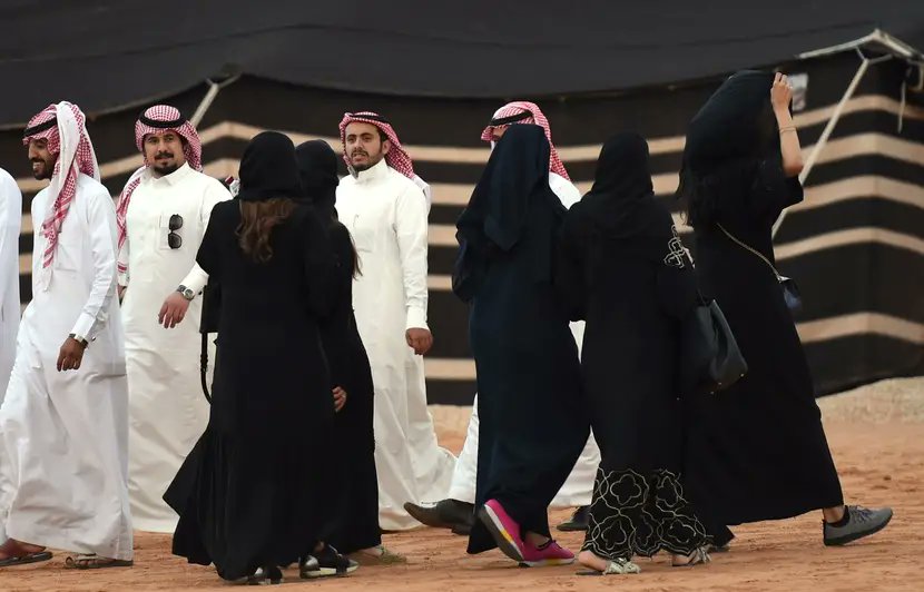 Les femmes saoudiennes sont également discriminées devant les tribunaux qui considèrent que leurs témoignages ne valent que la moitié de ceux d'un homme et sont désavantagées dans les affaires de divorce ou d'héritage.