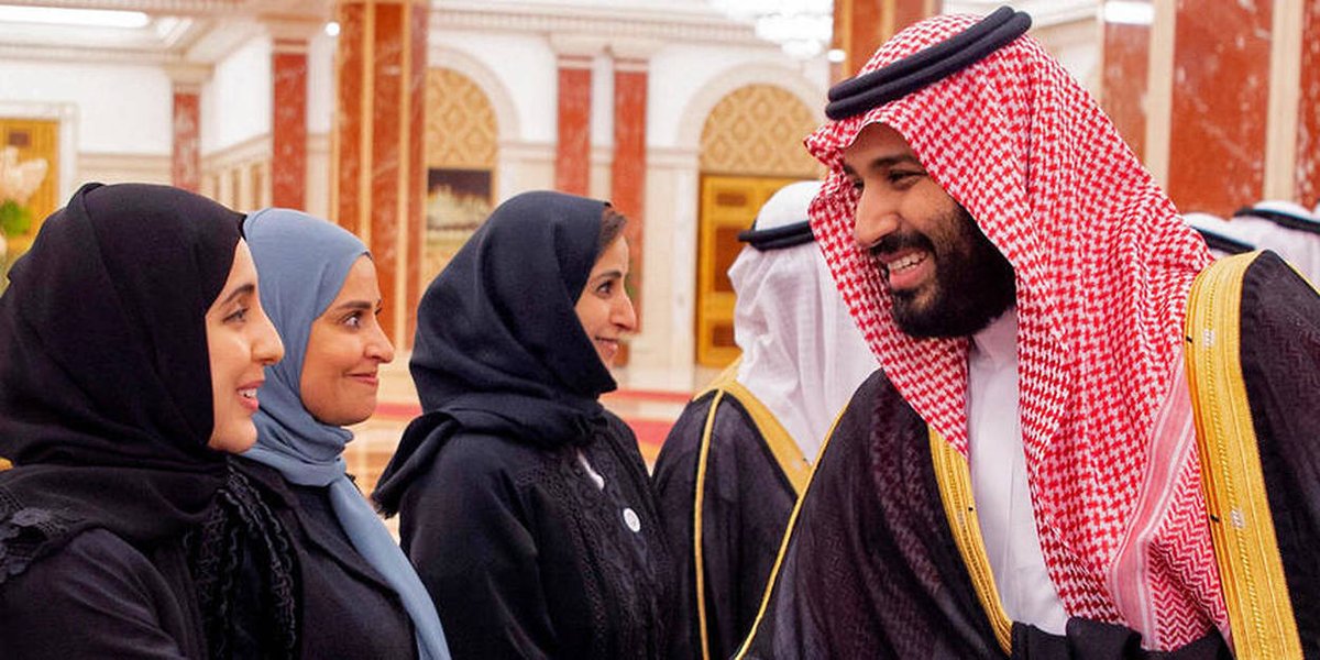 Mais il y a une bonne nouvelle ! Depuis 2019, grâce au roi Salmane et au prince MBS, les droits des femmes saoudiennes avancent enfin ! Depuis 2019, les femmes âgées de plus de 21 ans n'ont plus besoin de l'accord de leur « tuteur » pour obtenir un passeport et voyager.