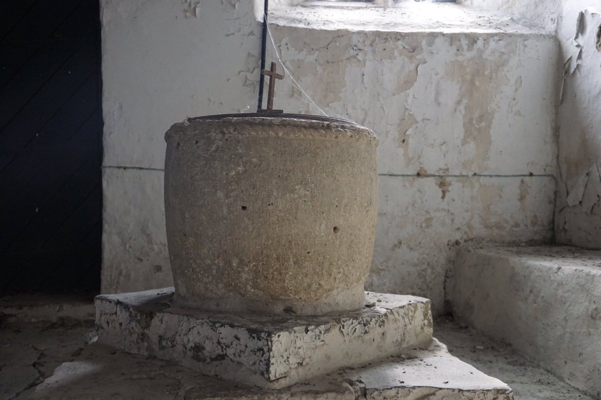 The origins of the church are in the 1200s – the tub font dates from this time. It was enlarged in the 15th century. But the most important part of this church are the post-Reformation wall-paintings. As well as texts and prayers, there is layer after layer of coats of arms.2/7