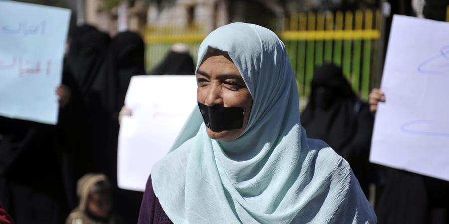 Le conflit au Yémen a des conséquences terribles particulièrement pour les femmes et les filles. Des stéréotypes de genre négatifs et des attitudes patriarcales, une justice discriminatoire et des inégalités économiques ne font qu’aggraver l’exposition des femmes à la violence.