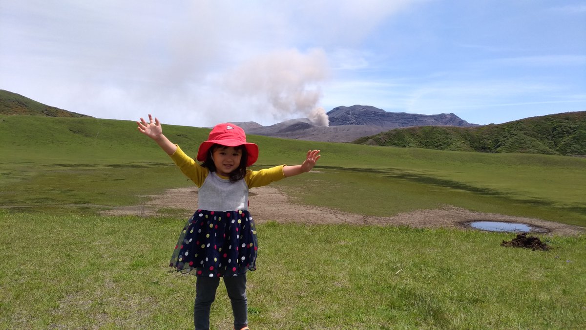 michinoekiaso's tweet photo. Roaming around in Kusasenri is always fun whatever how old you are!
(The pictures were taken two weeks ago)
#kusasenri #mountaso #eboshidake #asocity #michinoekiaso #道の駅阿蘇 #草千里 #烏帽子岳 #阿蘇山 #中岳 https://t.co/tNozCnBrZF