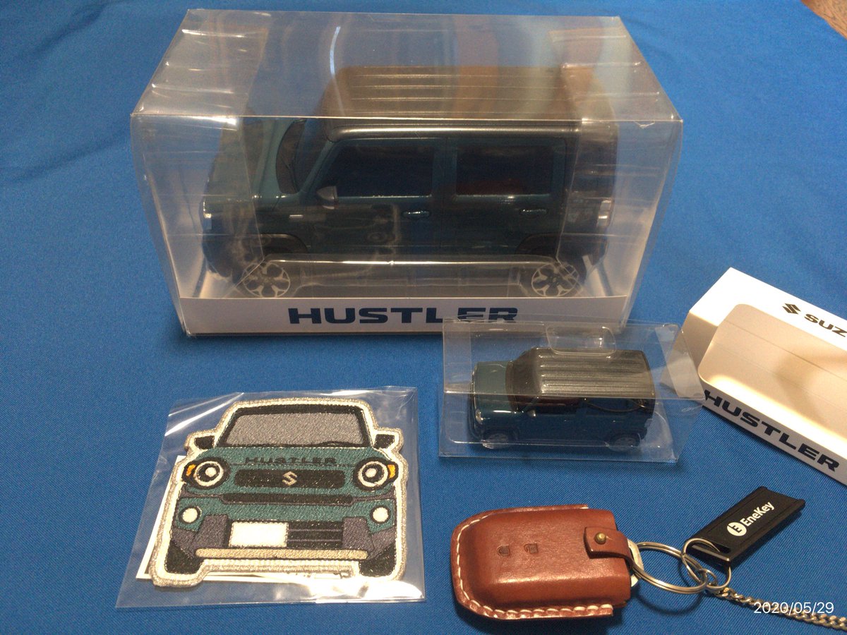Pippin 新型ハスラー購入記念にカラーサンプルを購入してみた ディーラーで契約時に貰ったプルバックミニカーと並べてみると 1 18サイズらしく結構デカい メルカリで購入したワッペン 革製キーカバーと共に記念写真など 新型ハスラー デニムブルー