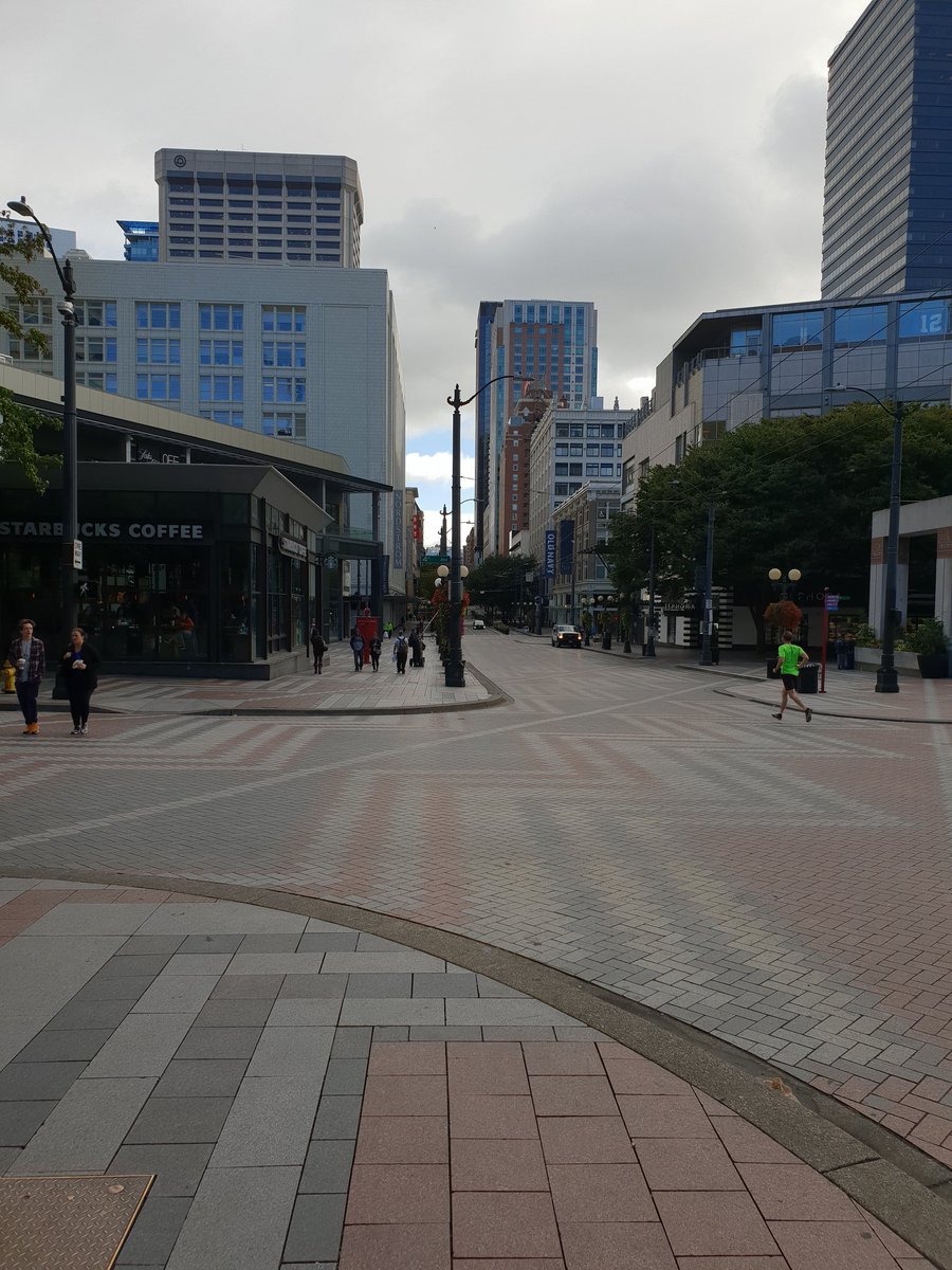 Di Seattle, kesenjangan masih ada walau ga sekontras di SF dan LA. Gue ngelilingin sekitaran Seattle dari ujung utara Everett tempat belanja, sampe ke selatan pabriknya Boeing, dan ke timur arah kampungnya Microsoft di Redmond. Menurut gue di sana lebih friendly dan proper.