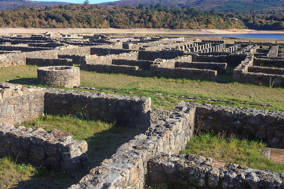 Le clou de la balade le long de la voie, c'est le camp militaire  #romain auxiliaire d'Aquis Querennis, au mile IV. Ce camp fût occupé entre 75 et 150 de notre ère, probablement par la Cohorte I GallaicaFin du  #ThreadAntique 