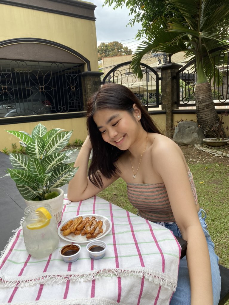 andsmgcls's tweet photo. I live for this picnic vibe🌈🌺🌴 https://t.co/hSEFRJNZFJ