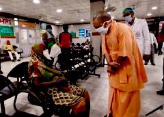 TandonVijai's tweet photo. Chief Minister Yogi AdityanathJi inspected emergency ward of Dr. Shyama Prasad Mukherjee Civil Hospital, Lucknow. Yesterday 
Seeing arrangements of  hospital, Chief Minister also asked many patients and pilgrims for their well-being. https://t.co/Ehb6s3dF72