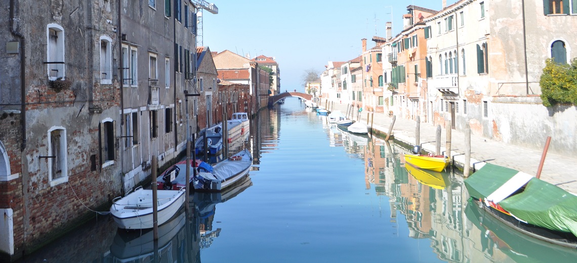 AteneoVeneto's tweet photo. #raccontacidite. Venezia e il turismo sostenibile. "[...] #Venezia è considerata un caso emblematico di #overtourism e il termine 'venezianizzazione' è stato coniato per definire una città snaturata a causa della pressione turistica [...]" Stefano Croce https://t.co/ryTrrTwVrn. https://t.co/C5gXj8JsoU