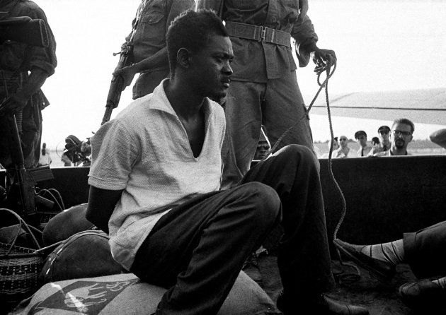 Kwani maadui zake (maadui wa Patrice Émery Lumumba) walimnyakua kama mwewe anavyonyakua kifaranga cha kuku na kwenda kupora uhai na kwenda kumtesa hadi kufikia kifo chake kwa kupigwa risasi na kuyeyusha mwili wake kwa kutumia acid (tindikali) huko jimboni Shaba (Katanga ya sasa).