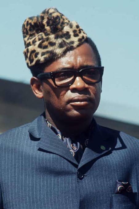 Miaka 48 baadae raia wa Congo wanasema alichokifanya Pauline Opangu Lumumba kutembea matiti nje katika mitaa ya Kinshasa mwaka 1961 yalilipa kwa Mobutu Seseseko kwani alikufa kifo cha hovyo na aibu kwa kansa ambayo ilitafuna na kuozesha hadi korodani zake na kuzikwa na watu 4 tu